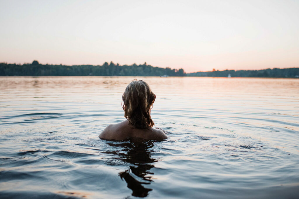 Frau in der Alten Donau beim Schwimmen
